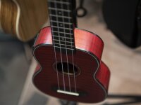 Dimavery UK-100 Sopran-Ukulele, flamed red