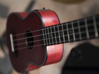 Dimavery UK-100 Sopran-Ukulele, flamed red